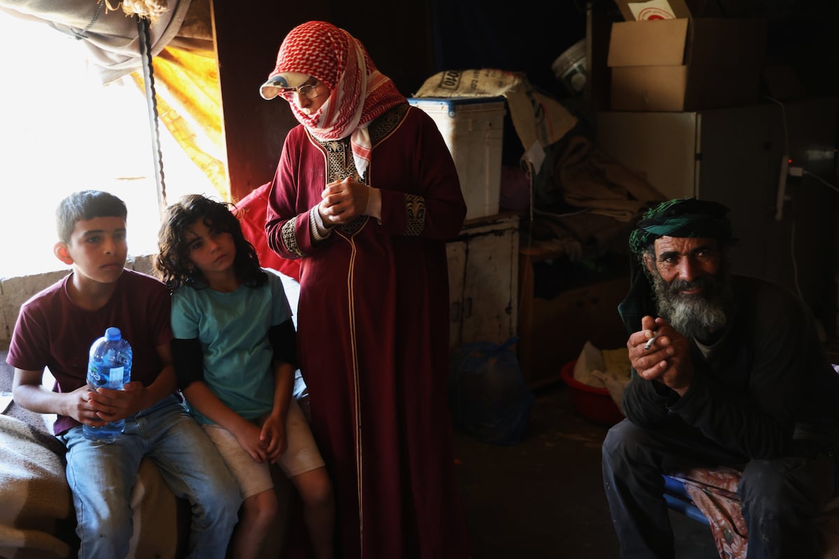 Hasan, de 51 anos, junto a alguns membros de sua família em Khirbet Makhul, de onde os colonos querem expulsá-los. (Foto: Luis de Vega)