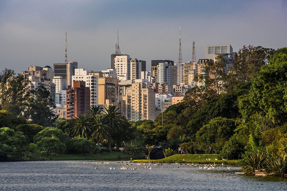 Empresa adquire terreno no Ibirapuera para construção de apartamentos de R$ 50 milhões Parque do Ibirapuera; lago; prédios; antenas (Foto: Germano Lüders)