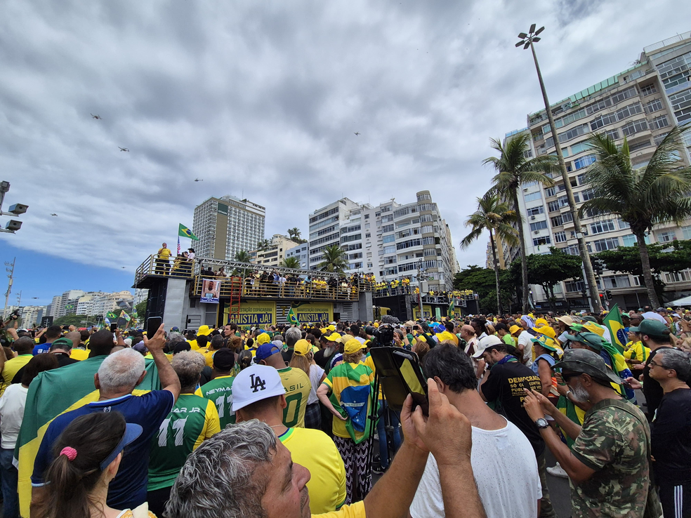 Manifestação em Copacabana pede anistia para envolvidos nos atos de 8 de janeiro (Foto: Betinho Casas Novas / TV Globo)