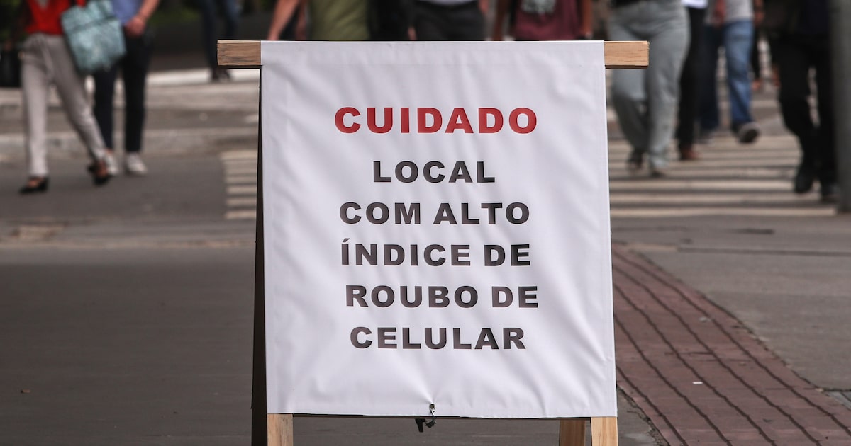 São Paulo concentra 20% dos roubos de celular no Brasil, com alta de furtos Placas de alerta sobre roubos de celulares foram colocadas próximas ao cruzamento da Avenida Faria Lima com a Avenida Rebouças, na zona oeste de São Paulo. (Foto: WERTHER SANTANA/ESTADAO)