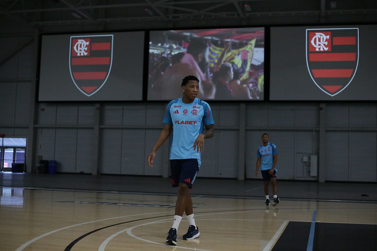 Plata e De la Cruz jogam basquete no aquecimento do treino do Flamengo (Foto: Flamengo)