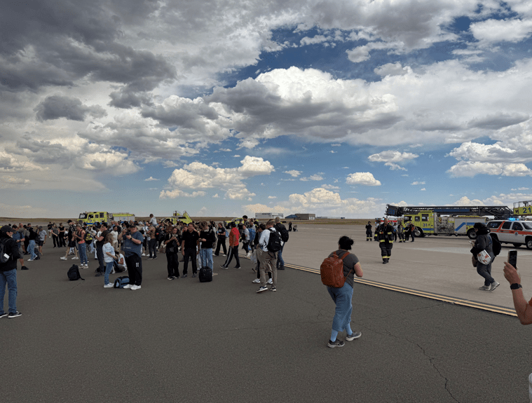 Trem de pouso da American Airlines pega fogo durante decolagem nos EUA Passageiros se reúnem após evacuar um avião da American Airlines que pegou fogo, no Aeroporto Internacional de Denver, Denver, Colorado, EUA, em 26 de julho de 2025, nesta foto obtida nas redes sociais. (Foto: @highlymigratoryfishing via Instagram/via REUTERS)