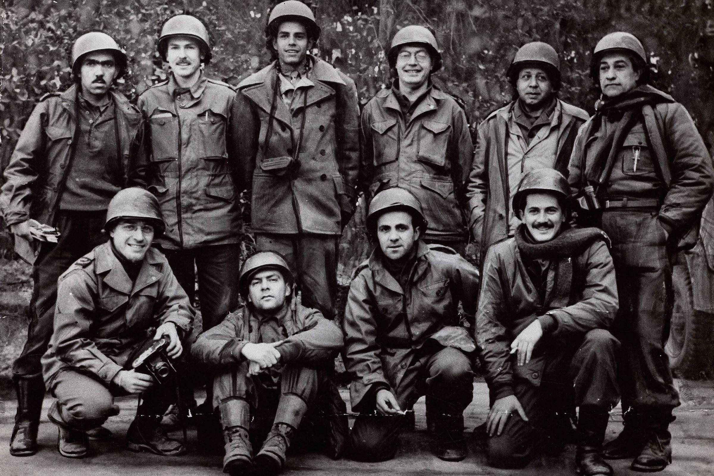 Soldado brasileiro testemunha reunião nazista em trama de espiões de Paulo Valente Força Expedicionária Brasileira. Sentados, da esq. para a dir.: Allan Fischer, Joel Silveira, Egídio Squeff e Fernando Stamato. Em pé, na mesma ordem: Rubem Braga, Frank Norall, Thassilo Mitke, Henry Bagley, Raul Brandão e Horácio Gusmão (Foto: Arquivo Nacional/Fundo Correio da Manhã)