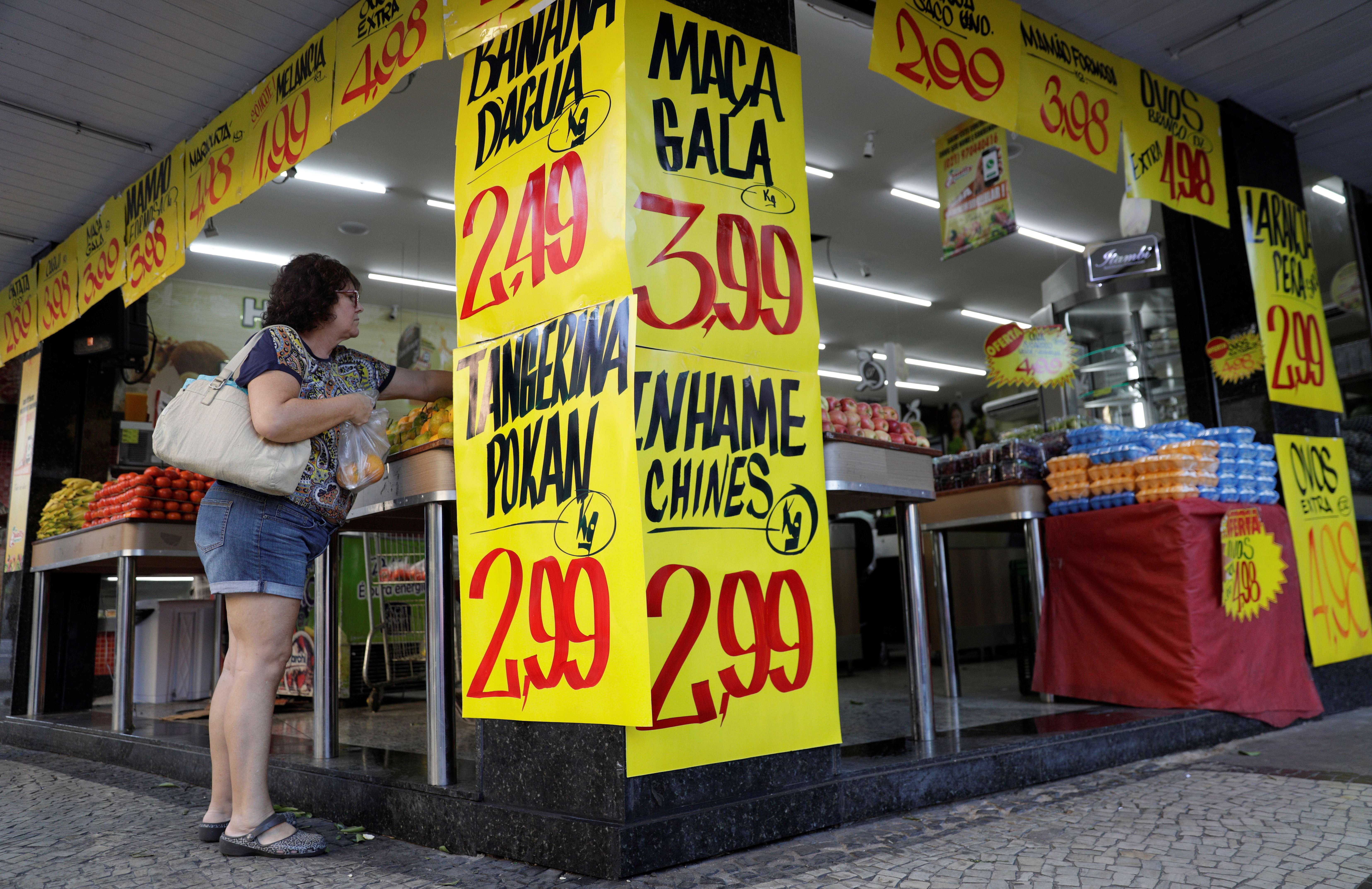 Consumidora compra frutas em mercado no Rio de Janeiro (Foto: Ricardo Moraes/Reuters)