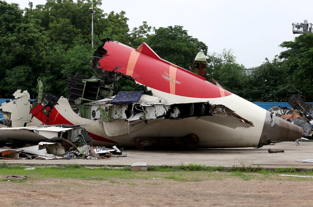 Restos do avião Boeing 787-8 Dreamliner da Air India, após o acidente, nos arredores do Aeroporto de Ahmedabad, no dia 12 de junho. (Foto: Amit Dave)