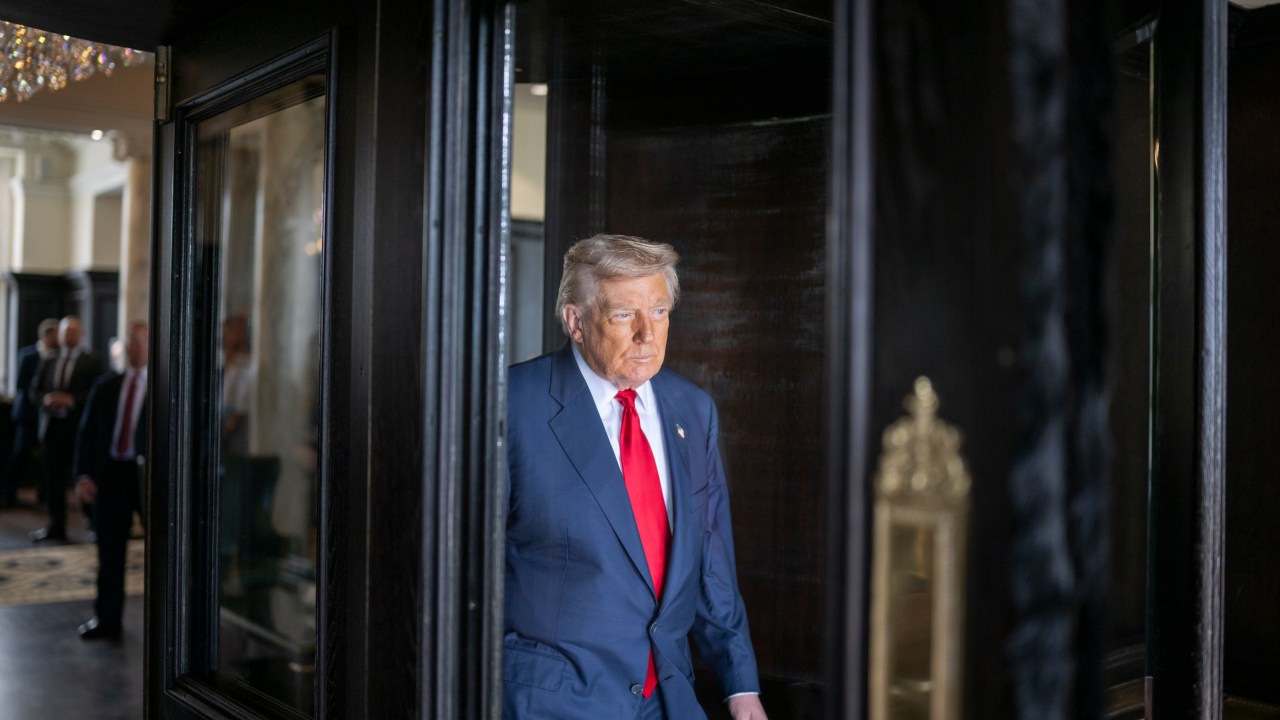 O presidente Donald Trump cumprimenta o primeiro-ministro do Reino Unido, Keir Starmer, na segunda-feira, 28 de julho de 2025, no campo de golfe Trump Turnberry em Turnberry, Escócia. (Foto: Daniel Torok/White House/Divulgação)
