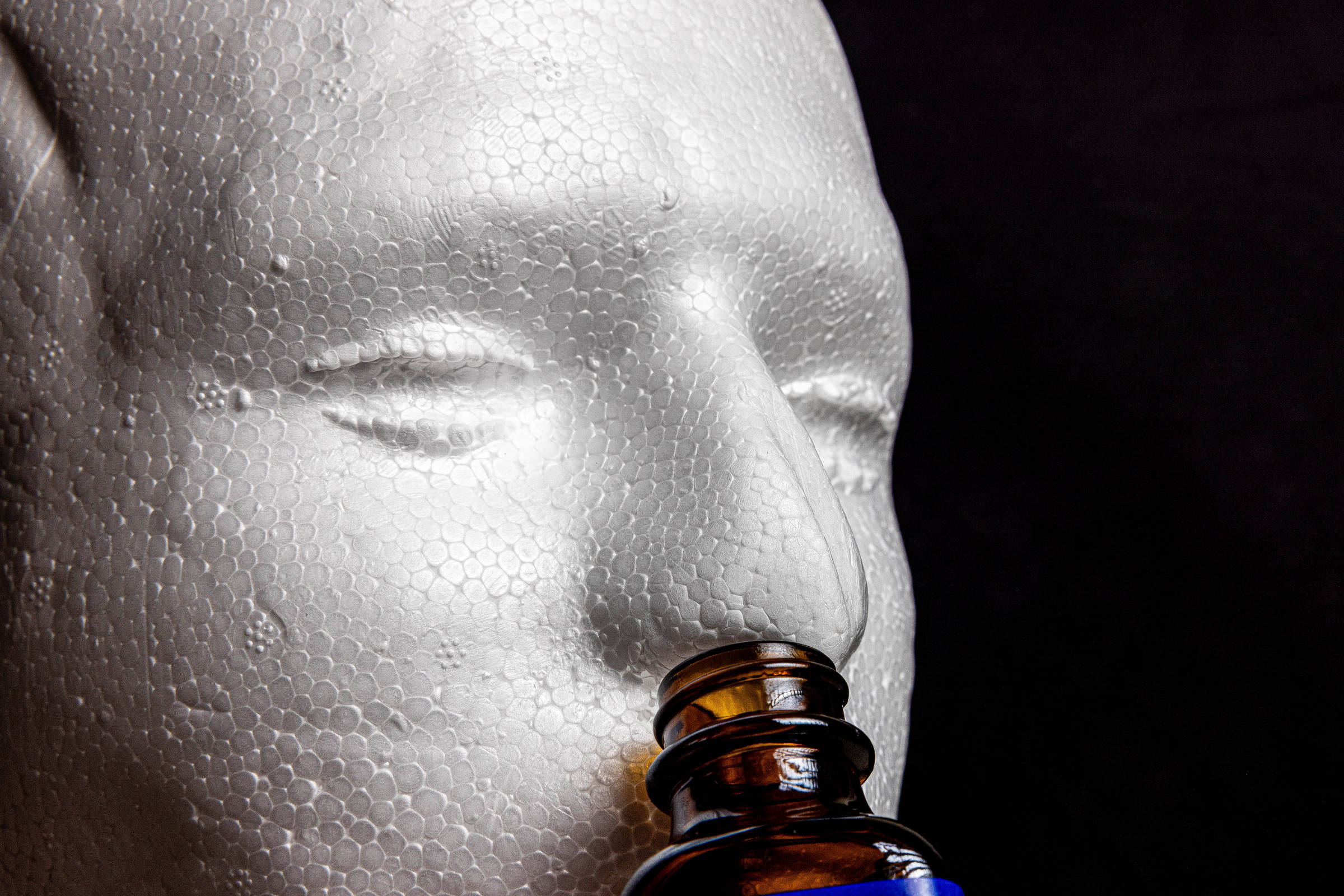 Chemsex preocupa especialistas devido ao aumento de riscos à saúde sexual Frasco de poppers, droga usada para prática do chemsex que causa relaxamento muscular, euforia e aumento do fluxo sanguíneo (Foto: Pedro Affonso/Folhapress)