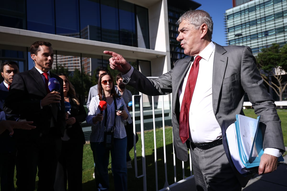 José Sócrates se defende em tribunal e classifica acusação de 'perfidia total' Ex-primeiro-ministro José Sócrates, ao chegar ao julgamento contra ele no Campus da Justiça de Lisboa. (Foto: RODRIGO ANTUNES/EFE)