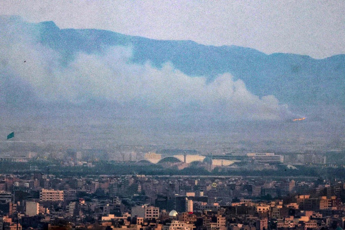 Israel intensifica ataques em Teerã e solicita evacuação de áreas nucleares Ataque registrado ao sul de Teerã, no Irã (Foto: Atta KENARE / AFP)