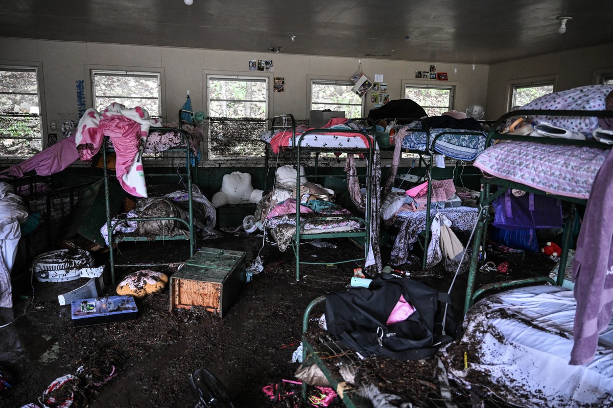 Número de mortos em enchentes no Texas chega a 50 e buscas por desaparecidos continuam Vista do interior de uma cabana no acampamento onde 27 meninas desapareceram após enchente repentina em Hunt, Texas (Foto: RONALDO SCHEMIDT / AFP)