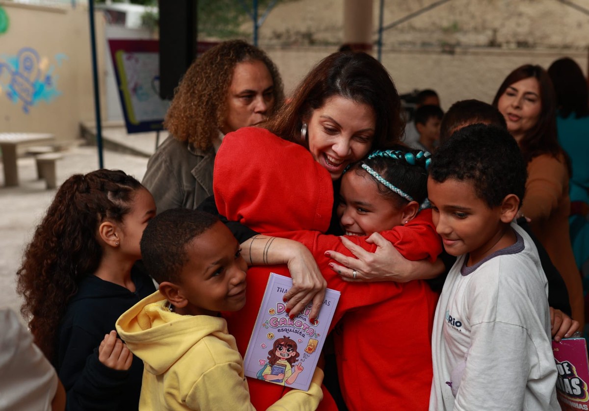 Bienal nas Escolas conecta autores a estudantes da rede pública do Rio Aquele abraço. Thalita Rebouças com alunos de escola no Jardim Botânico (Foto: Divulgação)