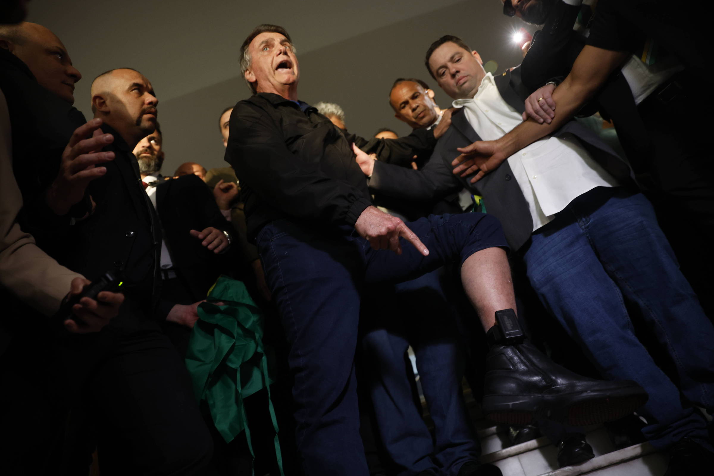 O ex-presidente Jair Bolsonaro (PL) mostra a tornozeleira eletrônica (Foto: Pedro Ladeira/Folhapress)