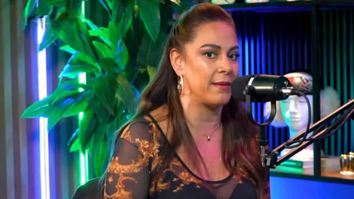 Silvia Abravanel relata acidente com cobra que a mordeu na boca em casa Silvia Abravanel mandou a real em entrevista a podcast (Foto: Reprodução YouTube)