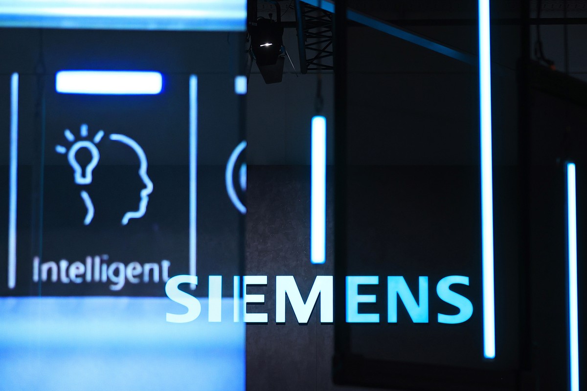 EUA retiram restrições e Siemens retoma vendas de software para a China Gigante alemã de chips retoma exportações para a China após liberação de tecnologia pelos EUA (Foto: Bloomberg)