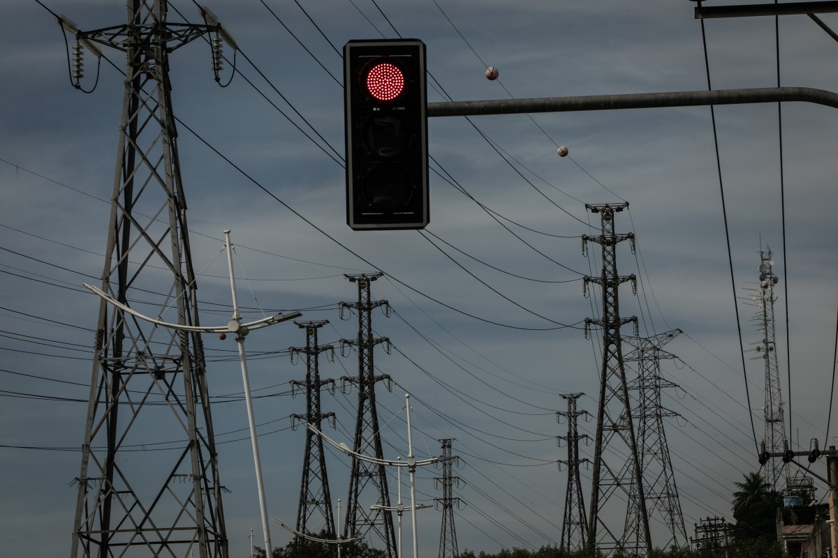 Governo e Congresso intensificam conflito sobre projeto do IOF e contas de luz Linhas de transmissão de energia no Rio: disputa em projeto com impacto na conta de luz está por trás da decisão de Motta de pautar a derrubada do IOF (Foto: Brenno Carvalho / Agência O Globo)