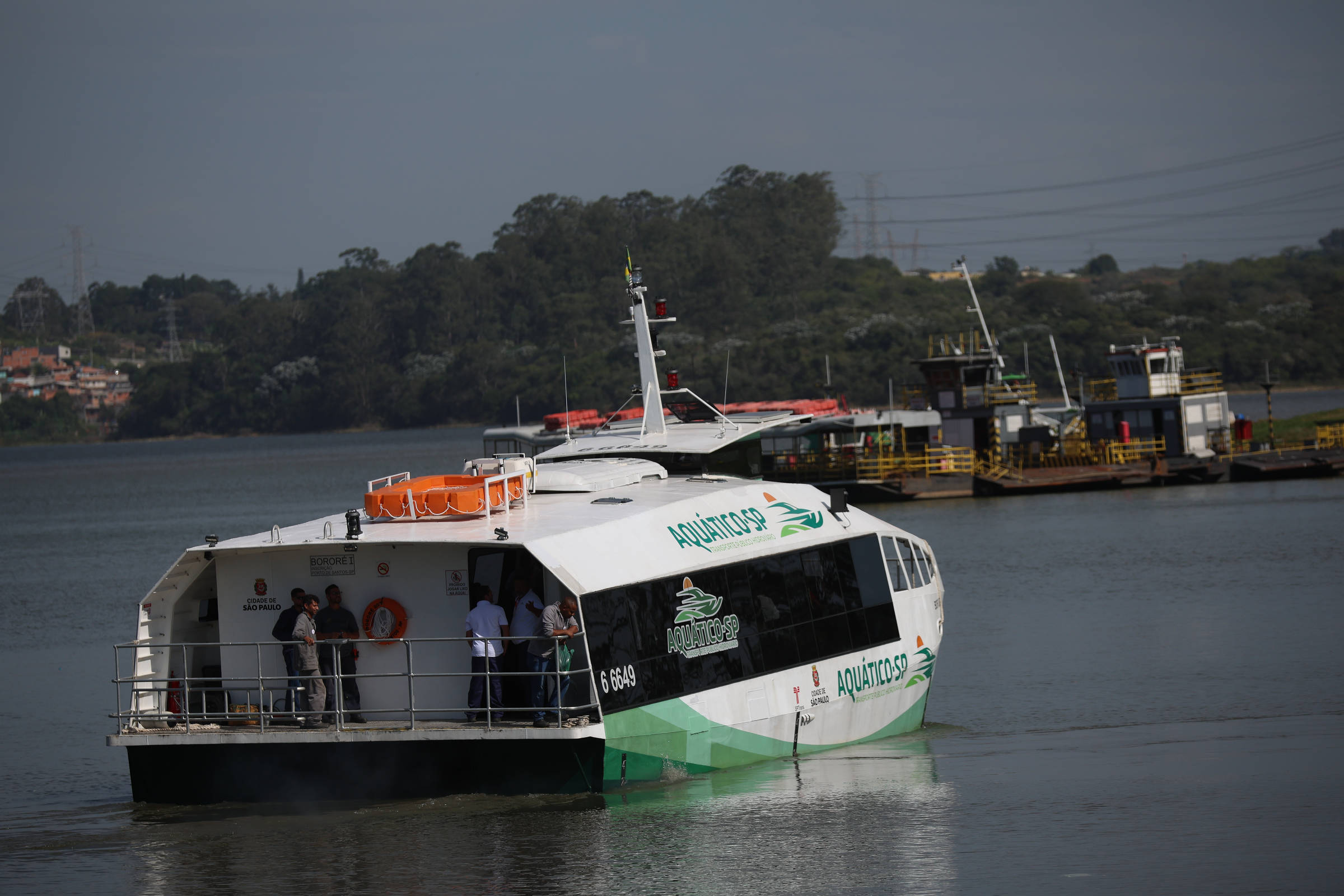 Embarcação do transporte hidroviário da prefeitura deixa o terminal Parque Mar Paulista, na Pedreira, zona sul da cidade; casal à deriva foi resgatado nesta segunda (14) (Foto: Zanone Fraissat - 13.mai.24/Folhapress)