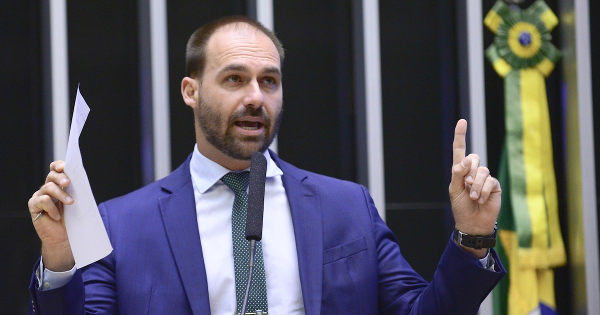 Eduardo Bolsonaro renuncia ao mandato na Câmara; conheça outros casos semelhantes Eduardo Bolsonaro (PL-SP) afirmou ao 'Estadão' que deve renunciar ao mandato na Câmara. (Foto: Nilson Bastian/Câmara dos Deputados)