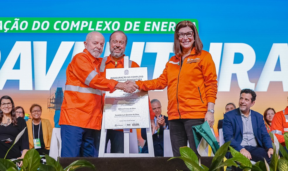 Lula destaca fragilidade feminina ao elogiar competência de Magda na Petrobras Presidente Lula, ministro de Minas e Energia, Alexandre Silveira, e presidente da Petrobras, Magda Chambriard (Foto: Ricardo Stuckert/PR)