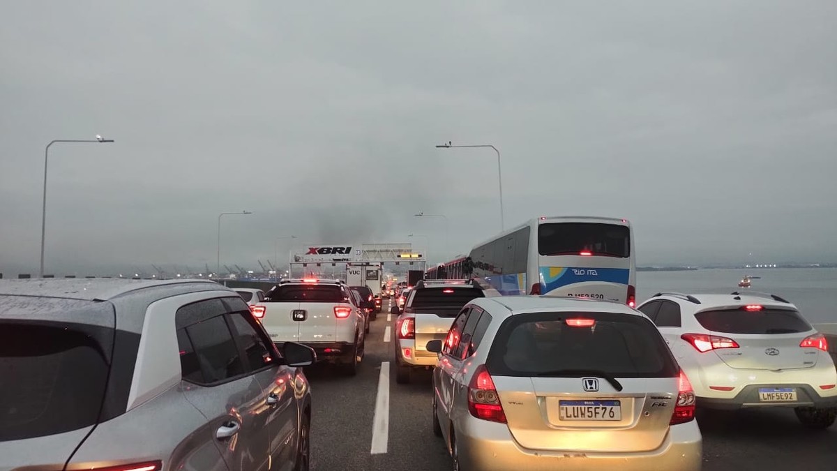 Carro em chamas bloqueia pista sentido Rio e causa congestionamento intenso