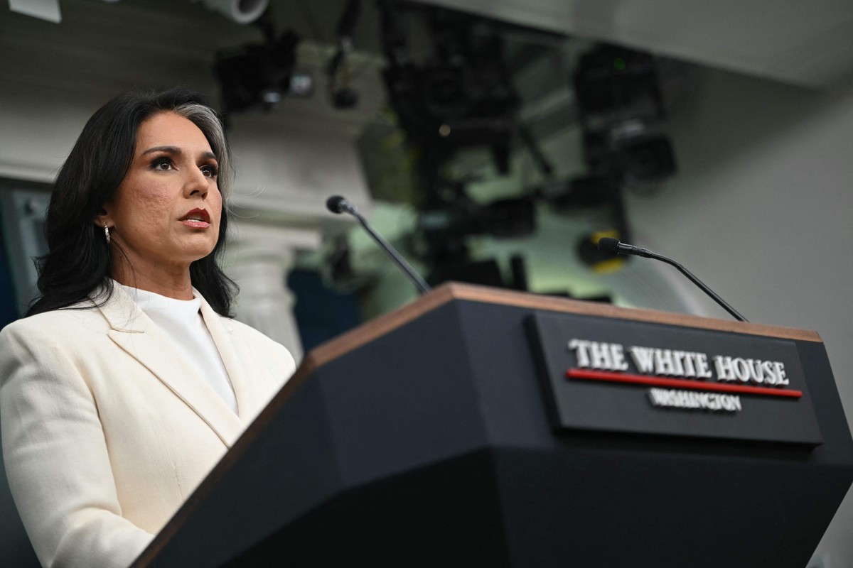 Departamento de Justiça cria força-tarefa para investigar ações do governo Obama Tulsi Gabbard, diretora de Inteligência Nacional dos EUA, fala com a imprensa na Casa Branca (Foto: ANDREW CABALLERO-REYNOLDS / AFP)