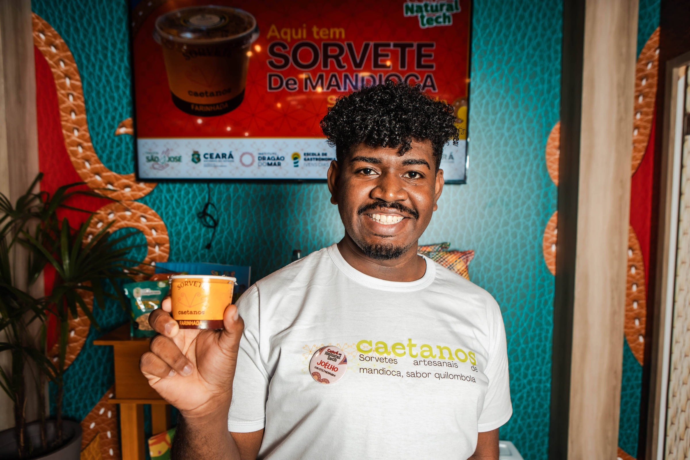 Escola inova com óleo de coco, espumante de caju e sorvete de farinhada Joélho Caetano mostra o sorvete de farinhada durante feira em São Paulo (Foto: Natalia Hare/Folhapress)