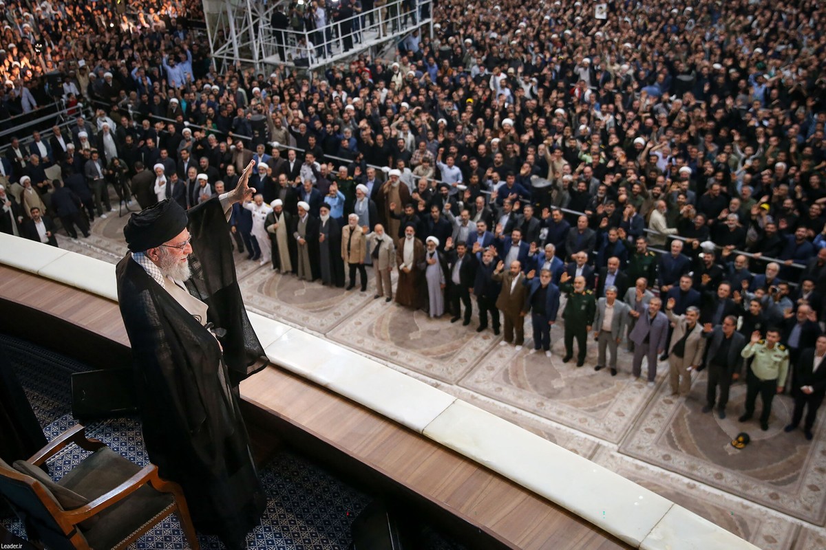 Irã anuncia cessar-fogo 'imposto ao inimigo', segundo a mídia estatal Líder supremo do Irã, aiatolá Ali Khamenei (Foto: KHAMENEI.IR / AFP)