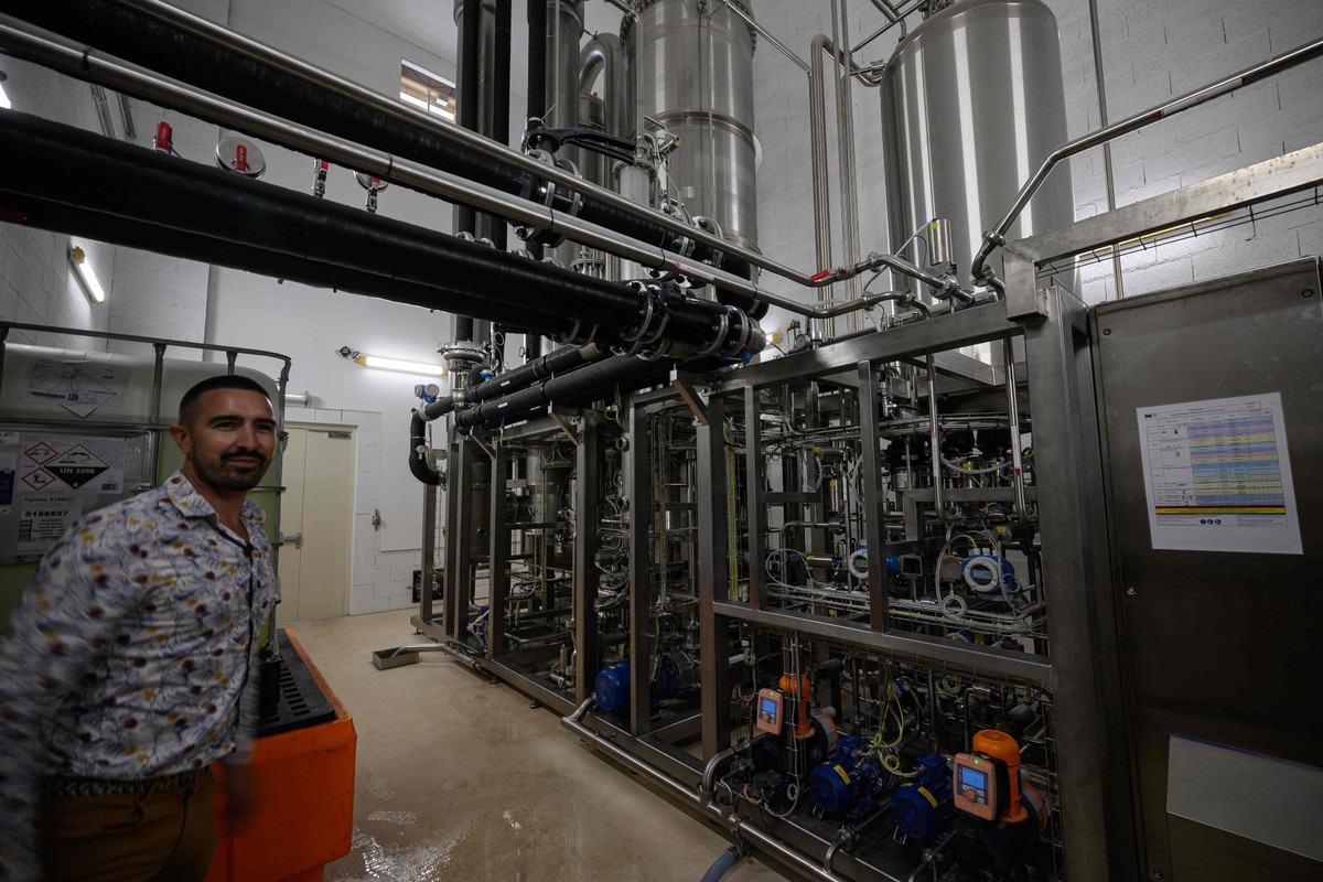 Laboratório francês transforma vinho em versão sem álcool para atender demanda do mercado Engenheiro químico manipula amostras de vinho sem álcool na França (Foto: Lionel Bonaventure/AFP)