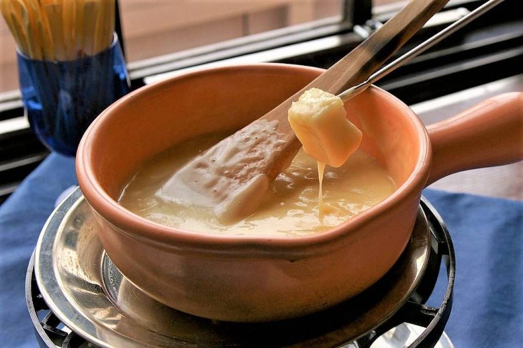 Traduzir receitas entre culturas apresenta desafios quase impossíveis Fondue de queijo pode ser preparado com laticínio de origem brasileira (Foto: Wikimedia Commons/Wikimedia Commons)
