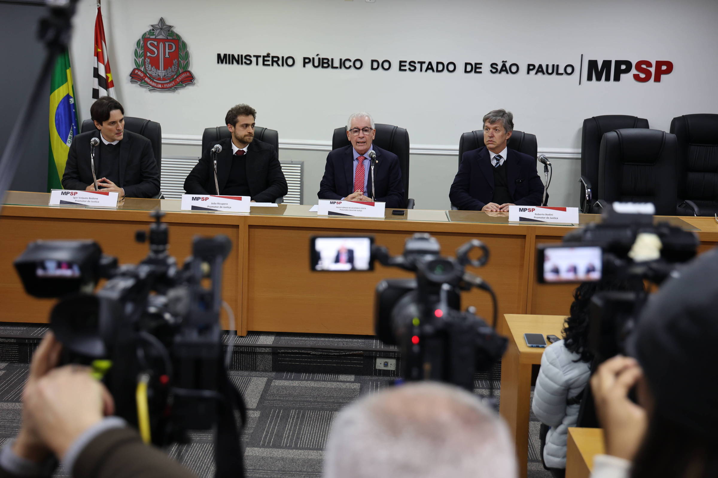 Os promotores do MP-SP, da esquerda para direita, Igor Volpato Bedone, João Ricupero, o procurador-geral de Justiça, Paulo Sérgio de Oliveira e Costa, e o promotor Roberto Bodini durante coletiva de imprensa sobre a Operação Ícaro (Foto: Divulgação MP-SP)