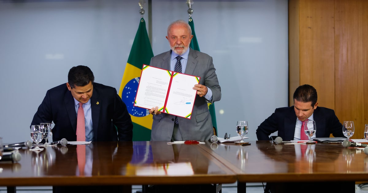 Governo apresenta PEC ao Congresso após longas negociações de quase um ano Lula durante cerimônia de entrega da PEC ao presidente do Senado, Davi Alcolumbre, e do presidente da Câmara, Hugo Motta. (Foto: WILTON JUNIOR/ESTADÃO)