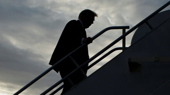 O presidente dos EUA, Donald Trump, embarca em seu avião para partir do Aeroporto de Eastern Iowa, EUA, em 7 de outubro de 2023. (Foto: Jonathan Ernst | Reuters)