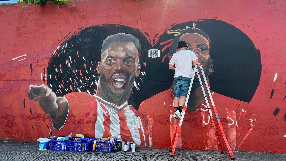 O Athletic colabora na restauração do mural que homenageia o 25º título de Copa, no qual aparecem Nico Williams (direita) e seu irmão Iñaki. (Foto: ATHLETIC CLUB / Europa Press)