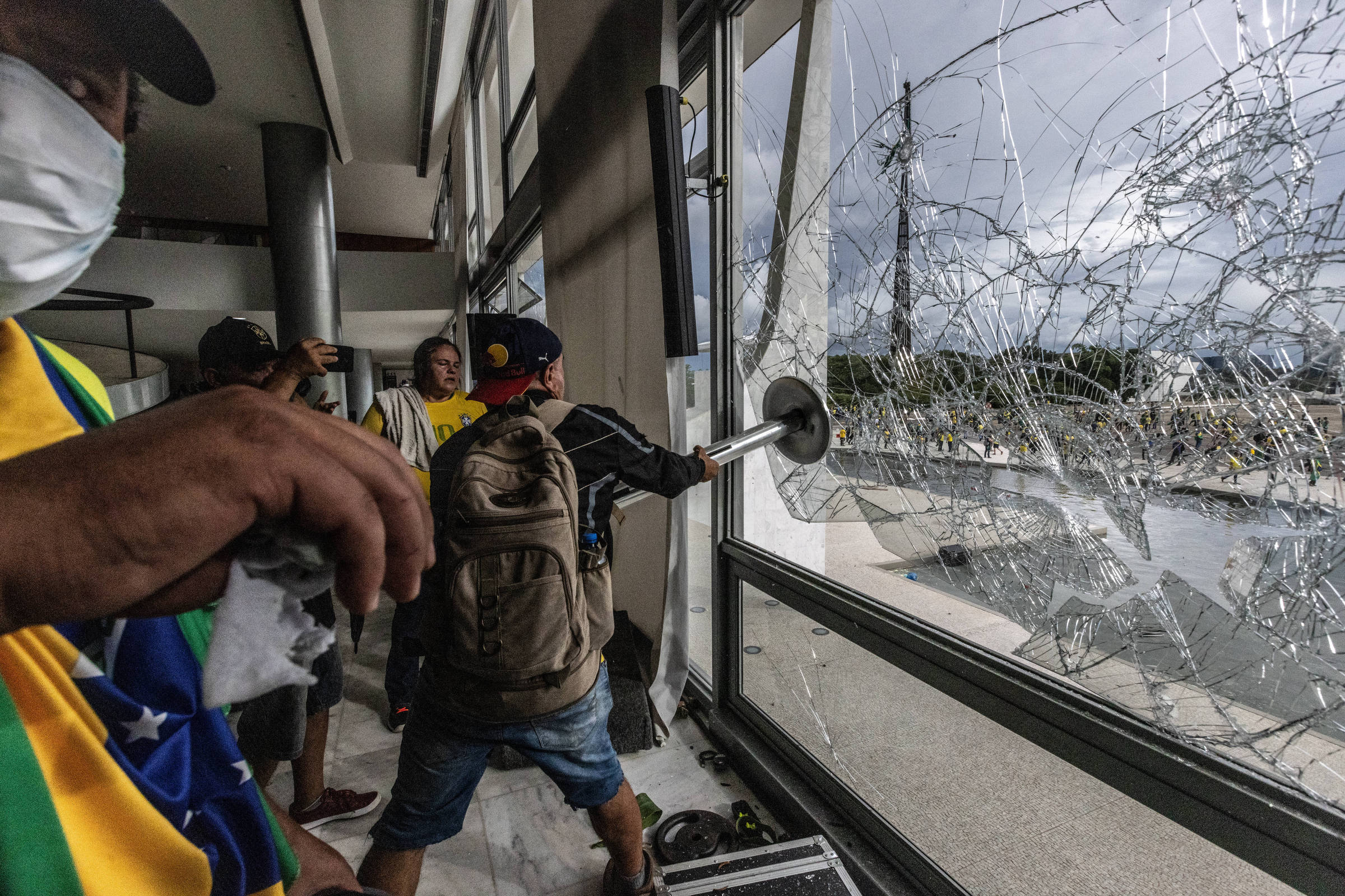Datafolha revela que 55% rejeitam anistia por 8/1 e 35% a apoiam Bolsonarista quebra janela do Palácio do Planalto durante os atos golpistas do 8 de Janeiro (Foto: Gabriela Biló - 8.jan.23/Folhapress)