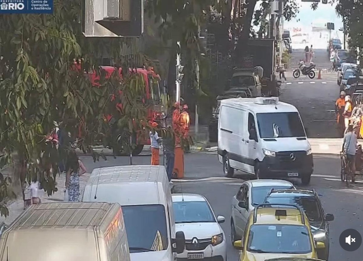 Uma viatura do Corpo de Bombeiros no local do desabamento (Foto: Centro de Operações Rio/Divulgação)