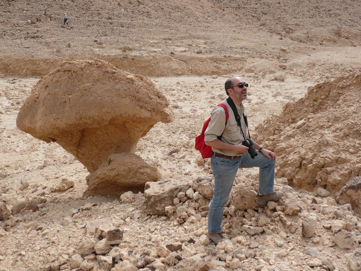 José Miguel Parra, nas montanhas da orla ocidental de Luxor. (Foto: Gema Menéndez)