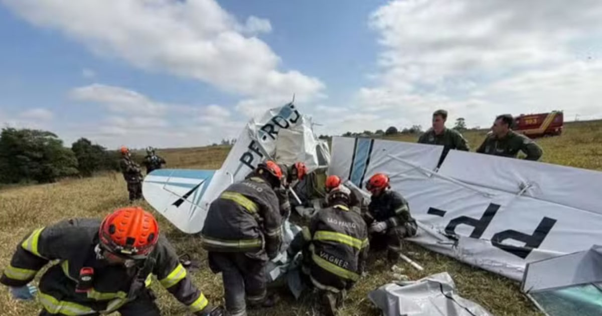 Avião de pequeno porte cai em Rio Preto. Duas pessoas morreram. (Foto: CORPO DE BOMBEIROS)