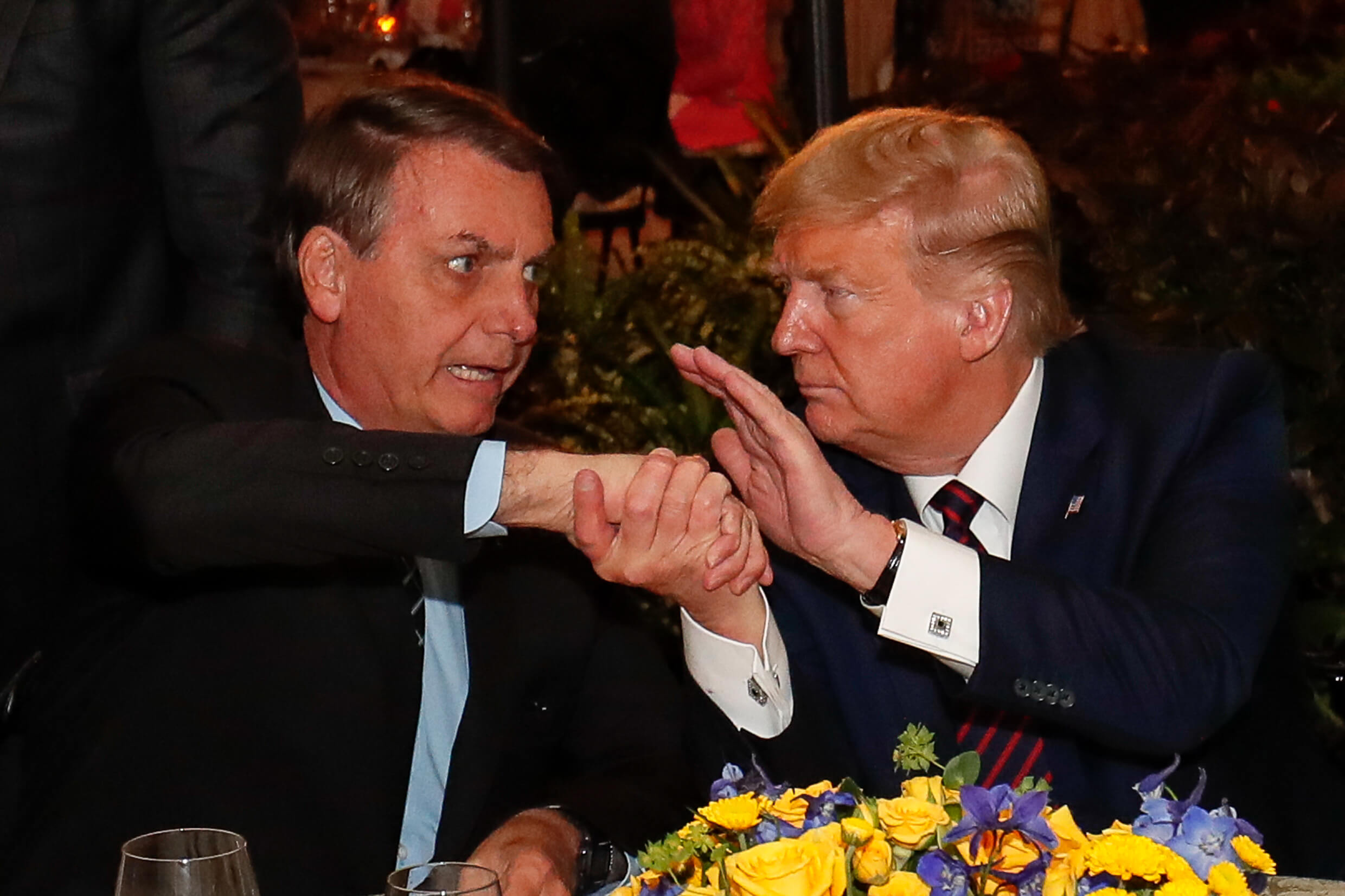 Trump critica governo brasileiro e defende Bolsonaro contra perseguições políticas Jair Bolsonaro e Donald Trump (Foto: Alan Santos/PR)