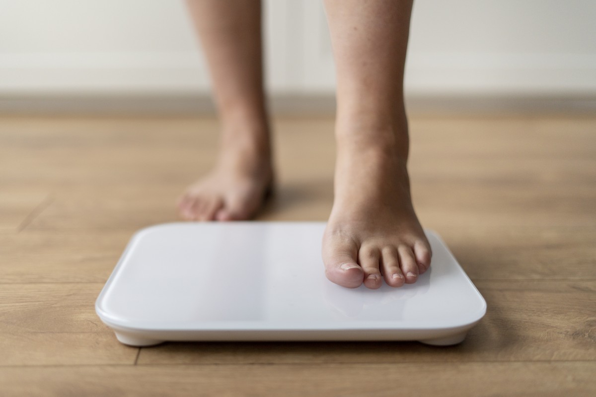 Nutricionista revela estratégias eficazes para perder de 5 a 10 quilos Segundo o nutricionista Luis Gil, é essencial que a primeira ação, relacionada à hidratação, seja feita todos os dias assim que a pessoa acordar — Foto: Freepik