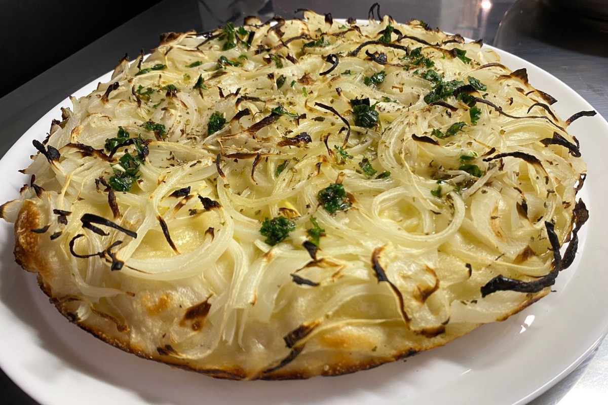 Descubra onde saborear a autêntica pizza fugazzeta argentina no Rio de Janeiro Pizza fugazzeta no Rio de Janeiro: casa portenha Santa Maradó tem versão clássica com cebola, queijo, orégano e chimichurri — Foto: Divulgação