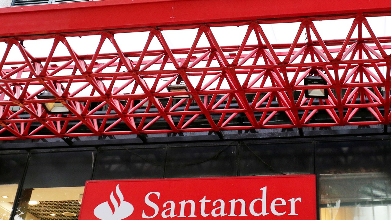 Bradesco e Itaú revelam semelhanças nos próximos resultados financeiros dos bancos Logo do banco Santander no Rio de Janeiro (RJ) - 29/4/2019 (Foto: Sergio Moraes/Reuters/VEJA)