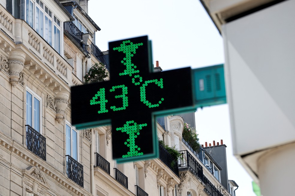 Criança de 2 anos falece na Espanha após ser deixada em carro durante calor intenso Termômetro marca 43ºC durante onda de calor na Europa, em 1º de julho de 2025 (Foto: REUTERS/Benoit Tessier)