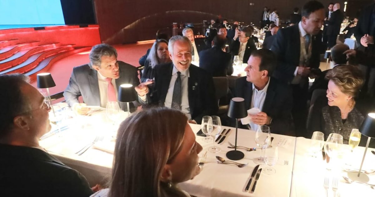 Dilma promove jantar musical com autoridades do Brics e canta com Galípolo Fernando Haddad, embaixador André Corrêa do Lago, Eduardo Paes e Dilma durante jantar do Novo Banco de Desenvolvimento. (Foto: Reprodução/Instagram/@eduardopaes)