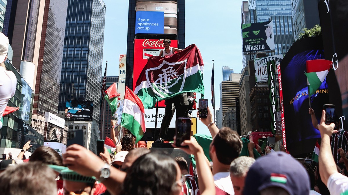 Torcida do Fluminense anima Nova York antes da final do Mundial de Clubes Torcida do Fluminense faz festa no Times Square, em Nova York (Foto: Lucas Merçon/FFC)