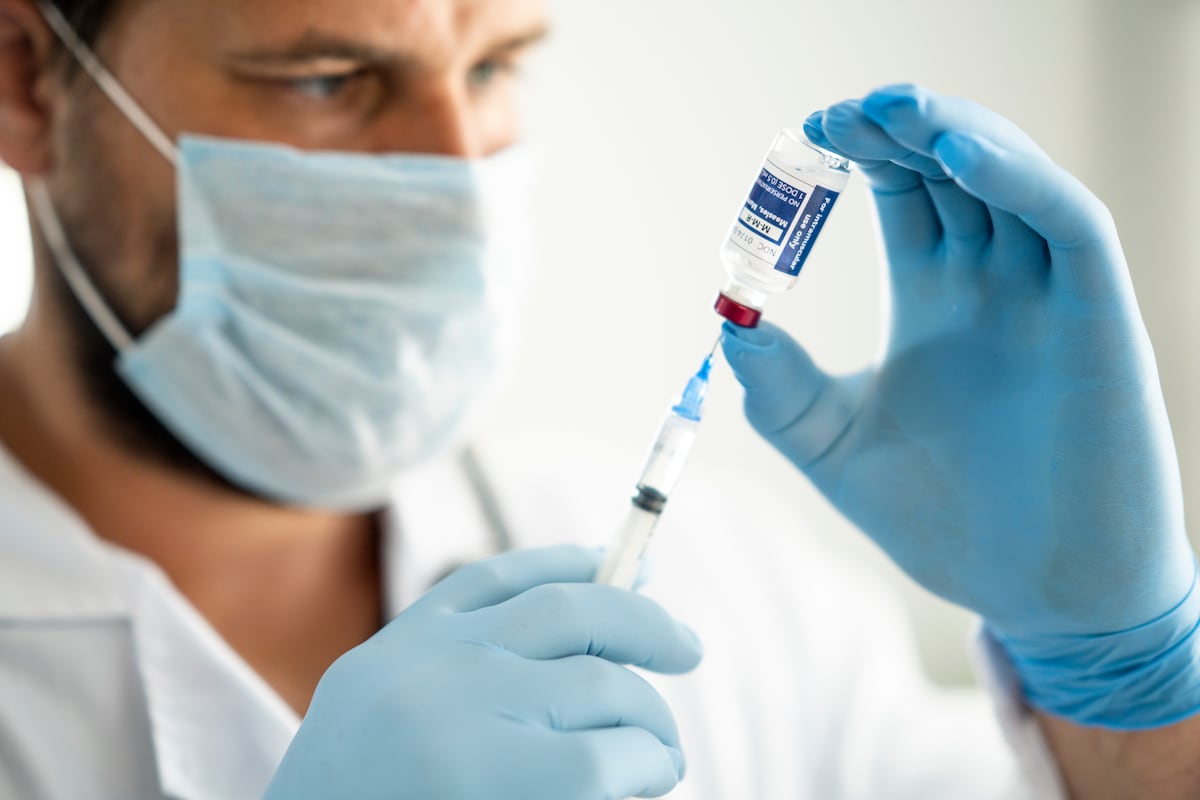 Sarampião provoca quatro mortes na Europa e alerta para a vacinação em massa Um profissional de saúde prepara uma dose da vacina tríplice viral. (Foto: FatCamera/Getty Images)