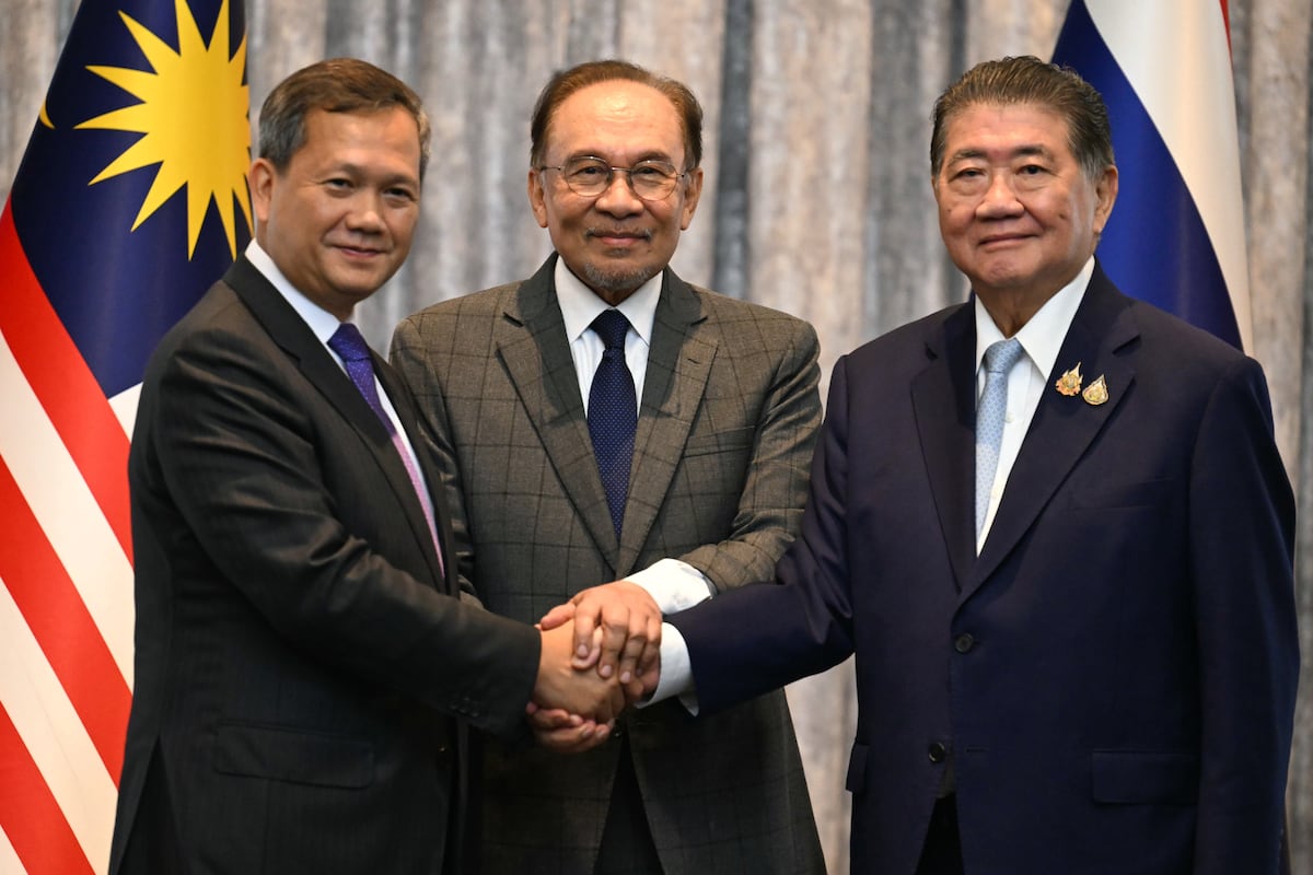O primeiro-ministro da Malásia, Anwar Ibrahim, entre seus homólogos cambojano e tailandês, Hun Manet, à esquerda, e Phumtham Wechayachai, à direita, este lunes. (Foto: MOHD RASFAN / POOL - EFE)