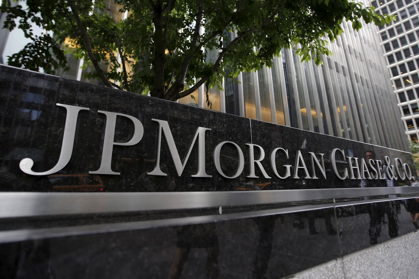 JPMorgan decide monetizar dados bancários e intensifica competição com fintechs JPMorgan propõe cobrança por acesso a dados de clientes e reacende debate com fintechs (Foto: Mike Segar/File Photo/Reuters)