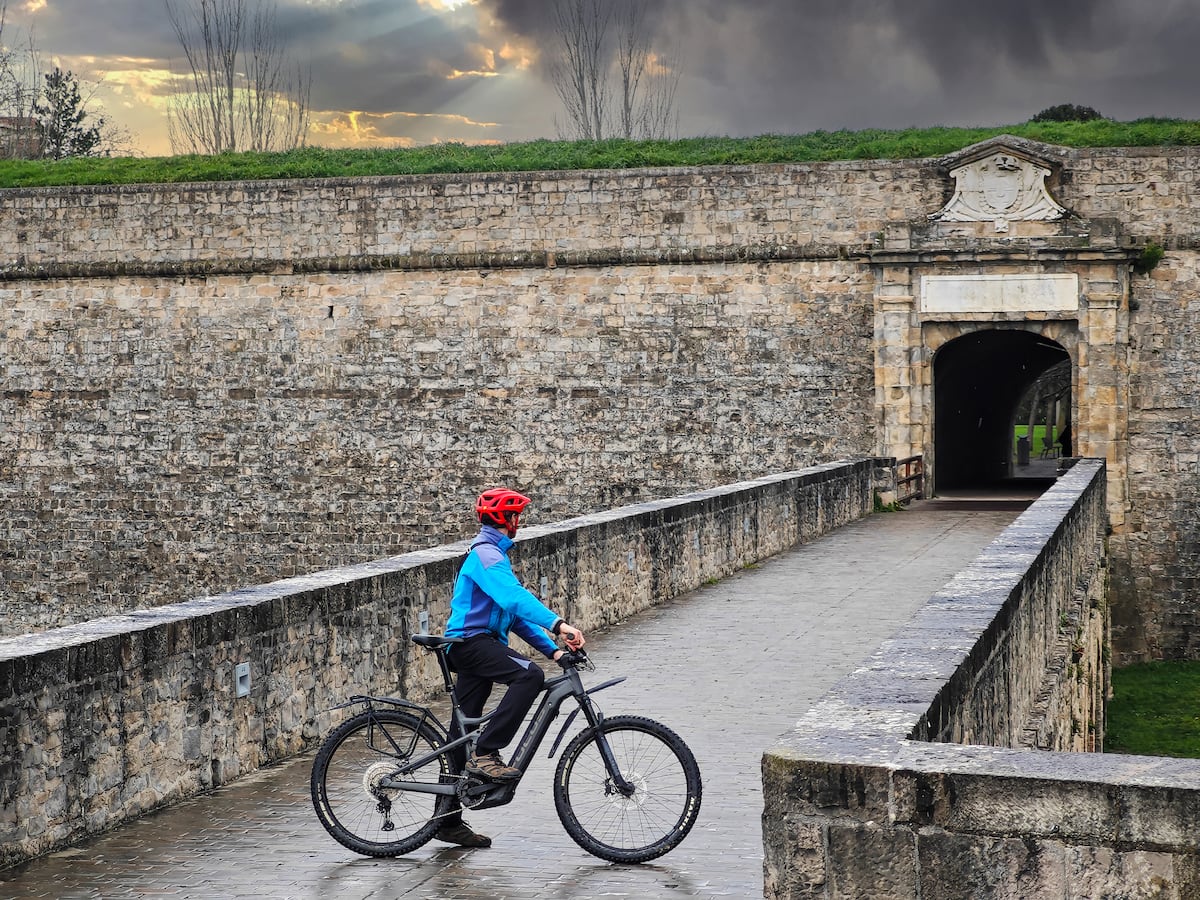 Pamplona promove experiências únicas com pelotaris, arquitetos e chefs na cidade Mikel Ollo, da Destino Navarra, trabalha há 32 anos como guia na cidade navarra. (Foto: Andrés Campos)