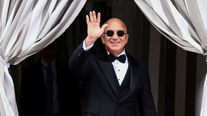 Jeff Bezos vende US$ 737 milhões em ações da Amazon e levanta especulações Jeff Bezos, fundador da Amazon, deixa o hotel Aman Venice, no segundo dia das festividades de casamento de Bezos e da jornalista Lauren Sanchez, em Veneza, Itália, 27 de junho de 2025. (Foto: Yara Nardi | Reuters)
