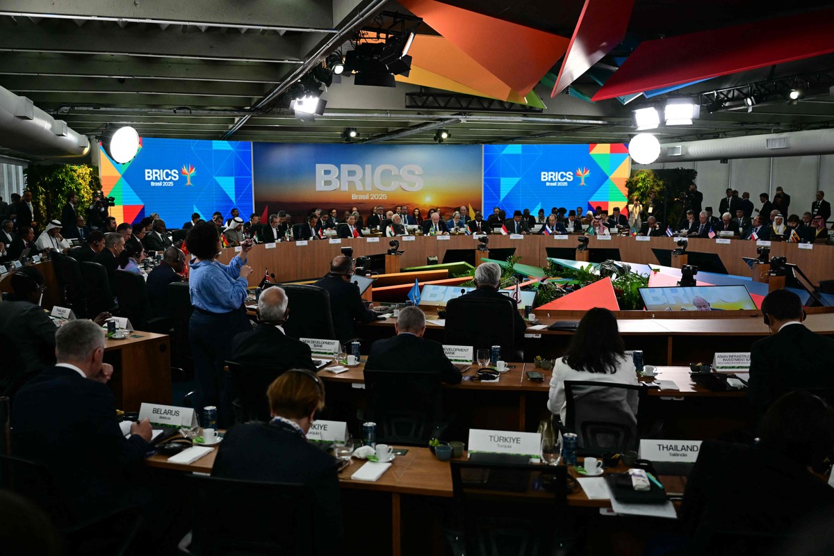 Brasil deve responder com firmeza às declarações de Trump sobre o país Plenária da reunião de cúpula do Brics, no Rio de Janeiro (Foto: Pablo PORCIUNCULA / AFP)