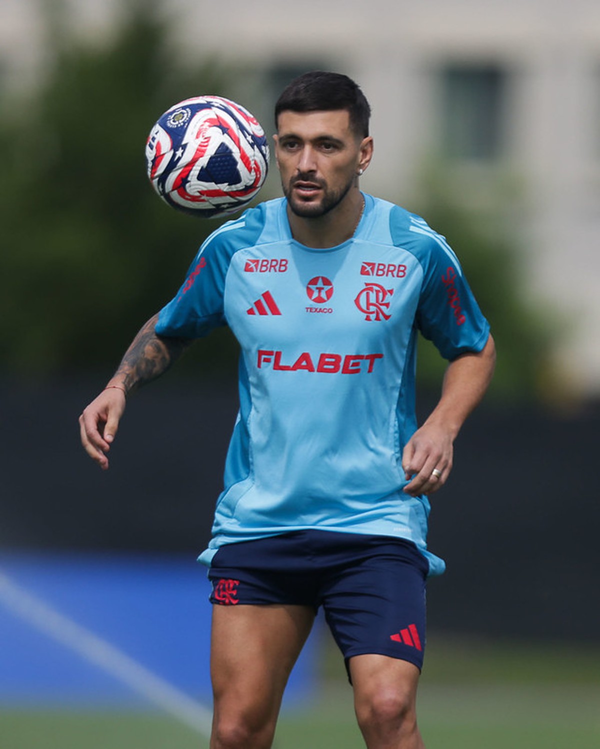 Flamengo se prepara para renovar contrato de Arrascaeta diante de proposta do México Arrascaeta em treino do Flamengo nos EUA (Foto: Flamengo)
